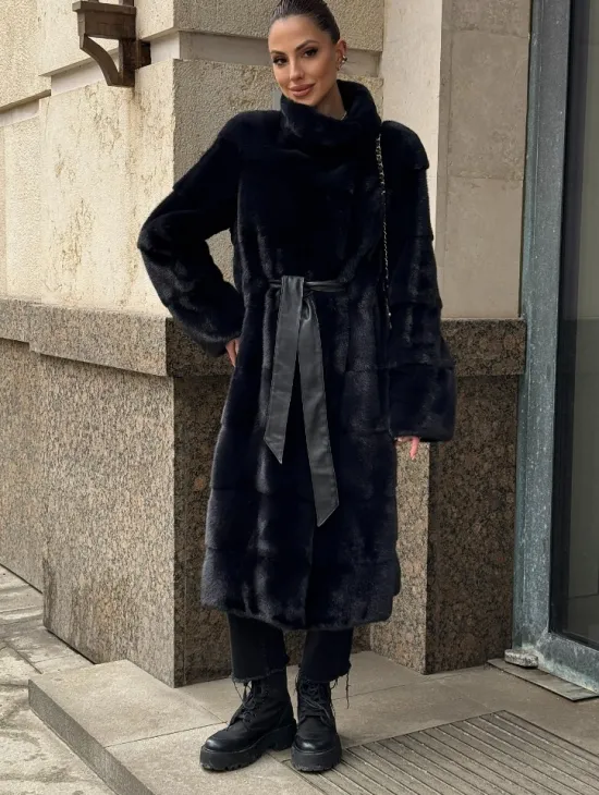 Шуба из плюшевой скандинавской норки в сине-черном цвете - стойка воротник