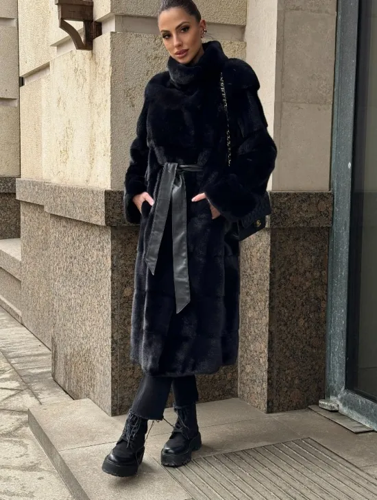 Шуба из плюшевой скандинавской норки в сине-черном цвете - стойка воротник