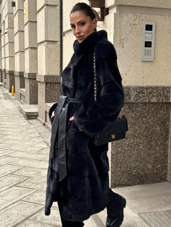 Шуба из плюшевой скандинавской норки в сине-черном цвете - стойка воротник