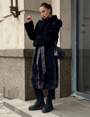 Шуба из плюшевой скандинавской норки в сине-черном цвете - стойка воротник