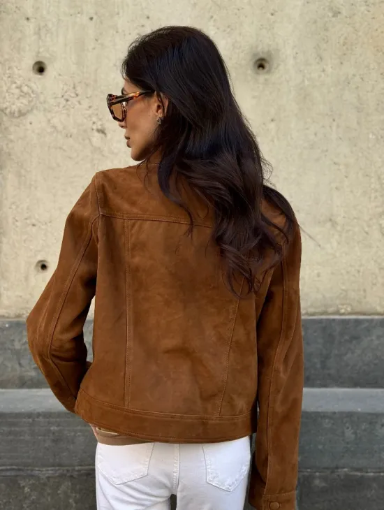 Прямой жакет из натуральной замши с накладными карманами