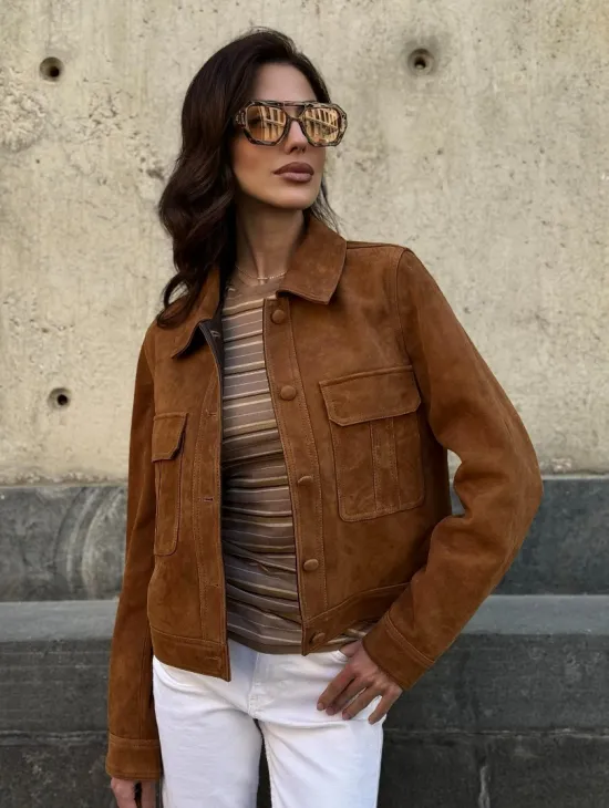 Прямой жакет из натуральной замши с накладными карманами