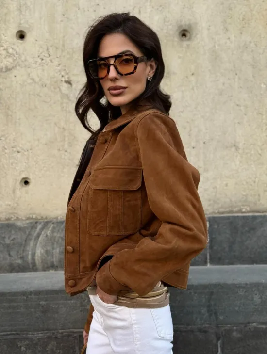 Прямой жакет из натуральной замши с накладными карманами