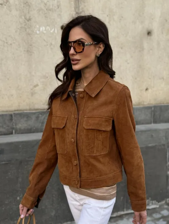 Прямой жакет из натуральной замши с накладными карманами