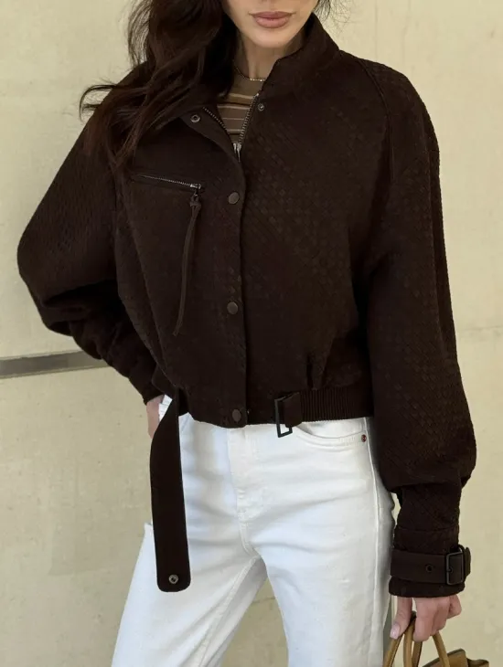 Кроп - бомбер из плетеной замшевой кожи в цвете шоколад