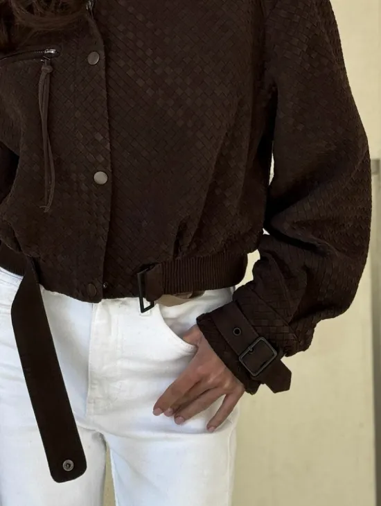 Кроп - бомбер из плетеной замшевой кожи в цвете шоколад