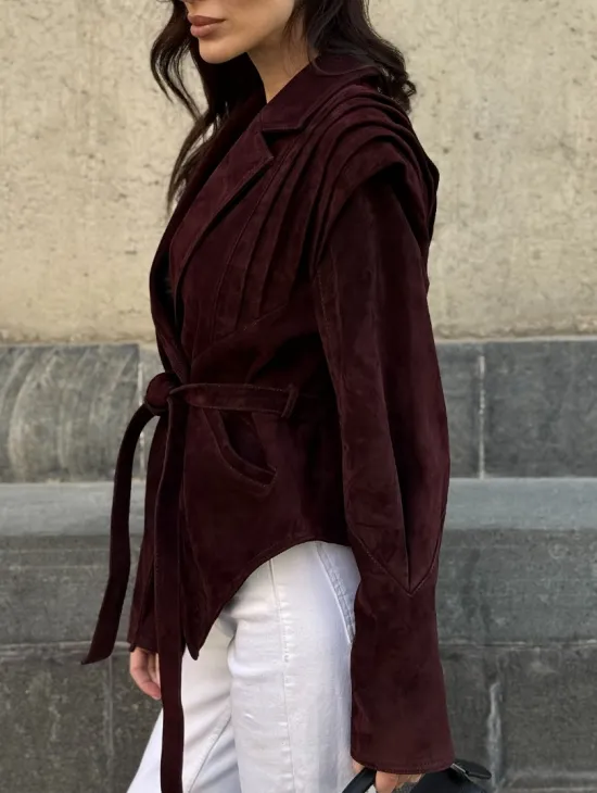 Модная приталенная куртка с плечами в стиле 90-х