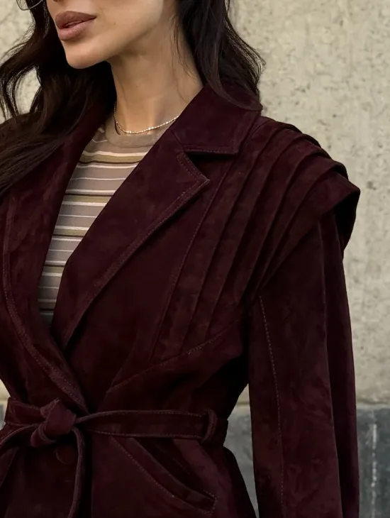 Модная приталенная куртка с плечами в стиле 90-х