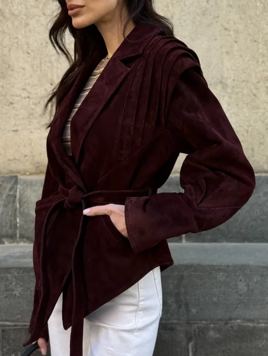 Модная приталенная куртка с плечами в стиле 90-х