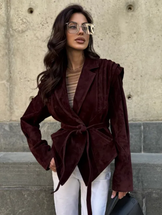 Модная приталенная куртка с плечами в стиле 90-х