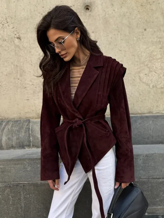 Модная приталенная куртка с плечами в стиле 90-х