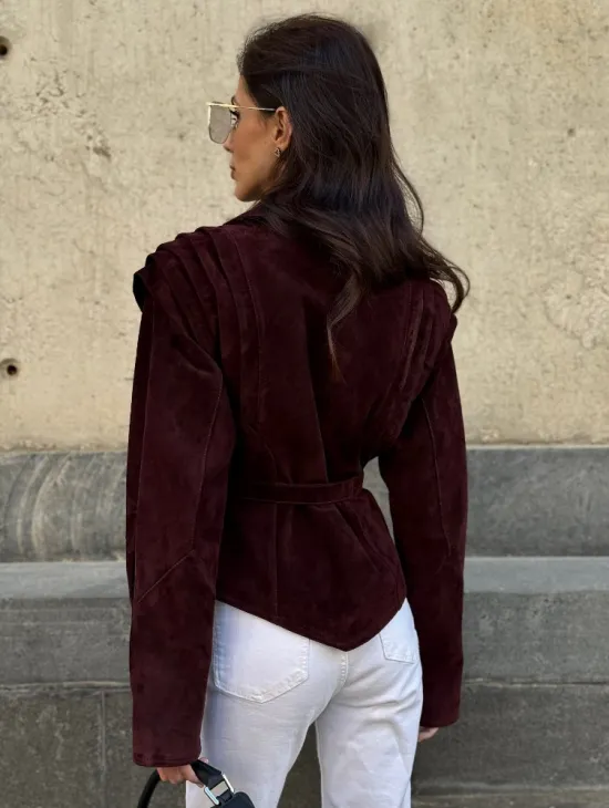 Модная приталенная куртка с плечами в стиле 90-х