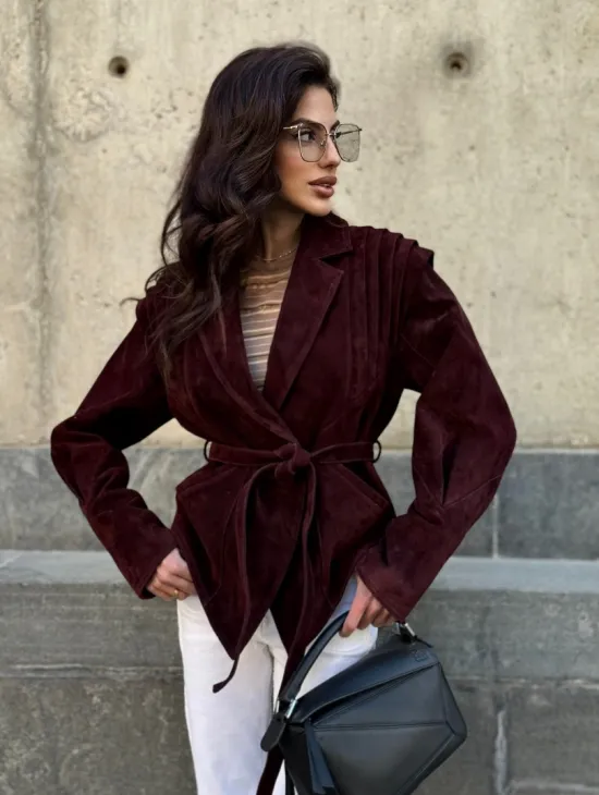 Модная приталенная куртка с плечами в стиле 90-х