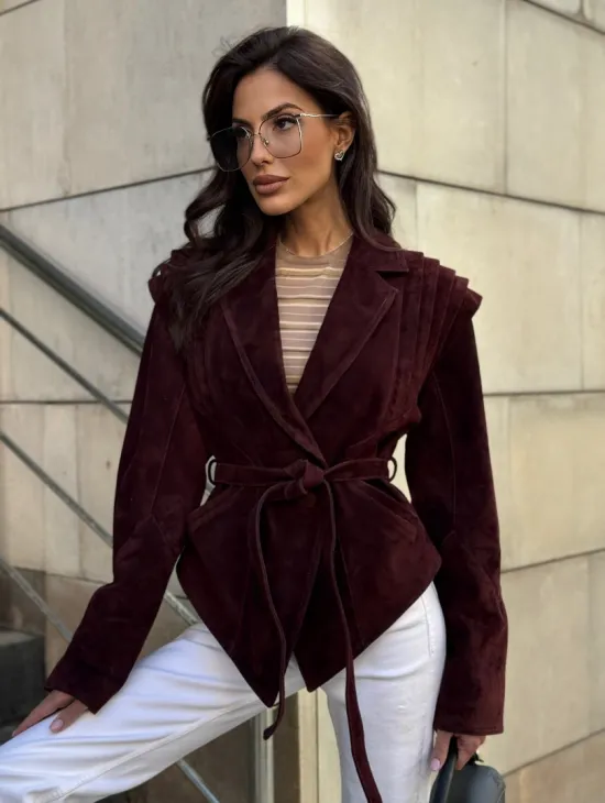 Модная приталенная куртка с плечами в стиле 90-х