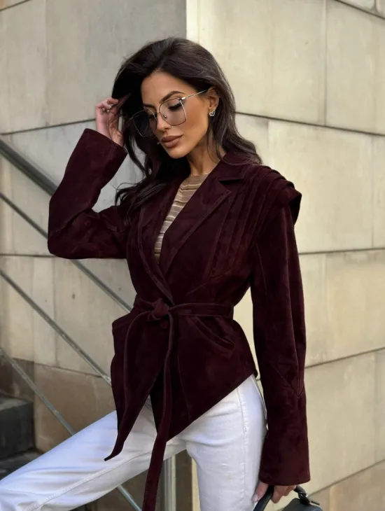 Модная приталенная куртка с плечами в стиле 90-х