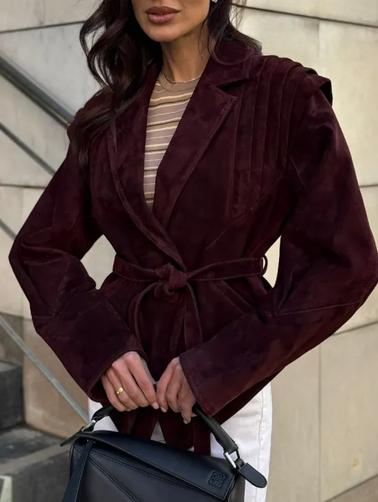 Модная приталенная куртка с плечами в стиле 90-х