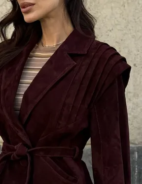 Модная приталенная куртка с плечами в стиле 90-х