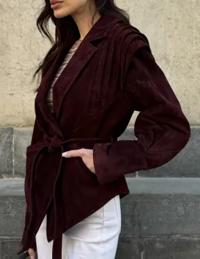 Модная приталенная куртка с плечами в стиле 90-х