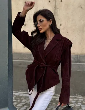 Модная приталенная куртка с плечами в стиле 90-х