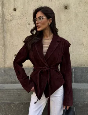 Модная приталенная куртка с плечами в стиле 90-х