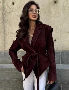 Модная приталенная куртка с плечами в стиле 90-х