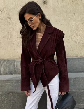 Модная приталенная куртка с плечами в стиле 90-х