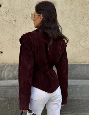 Модная приталенная куртка с плечами в стиле 90-х