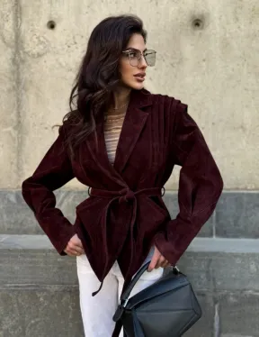 Модная приталенная куртка с плечами в стиле 90-х