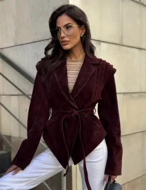 Модная приталенная куртка с плечами в стиле 90-х