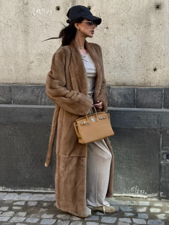 Длинная норковая шуба в цвете пастель с V-образным воротником