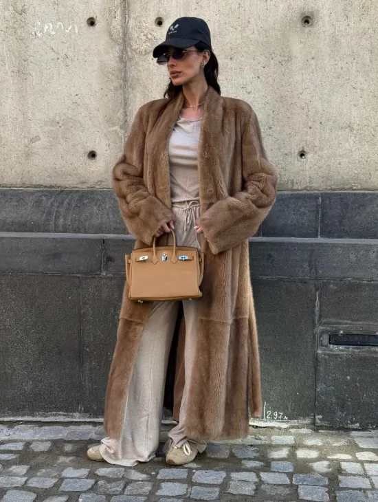 Длинная норковая шуба в цвете пастель с V-образным воротником