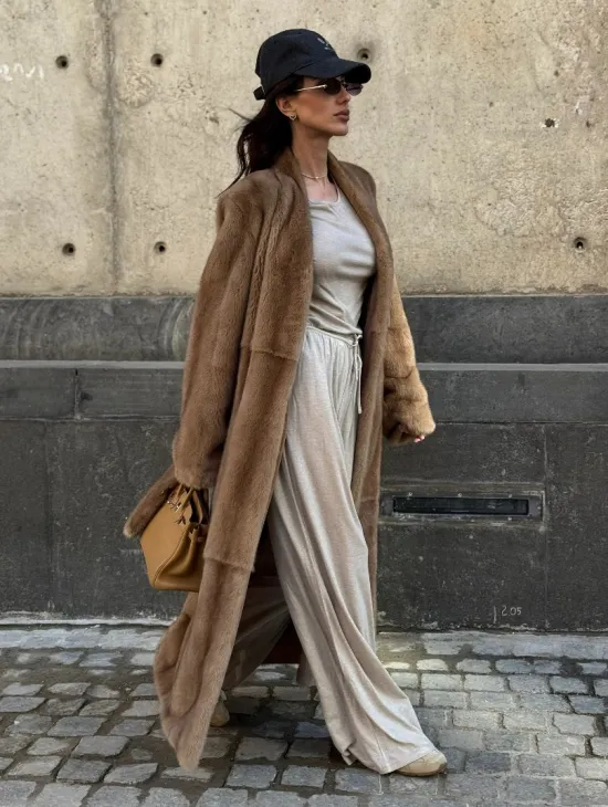 Длинная норковая шуба в цвете пастель с V-образным воротником