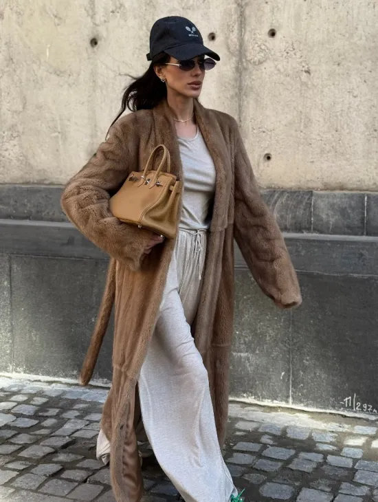 Длинная норковая шуба в цвете пастель с V-образным воротником