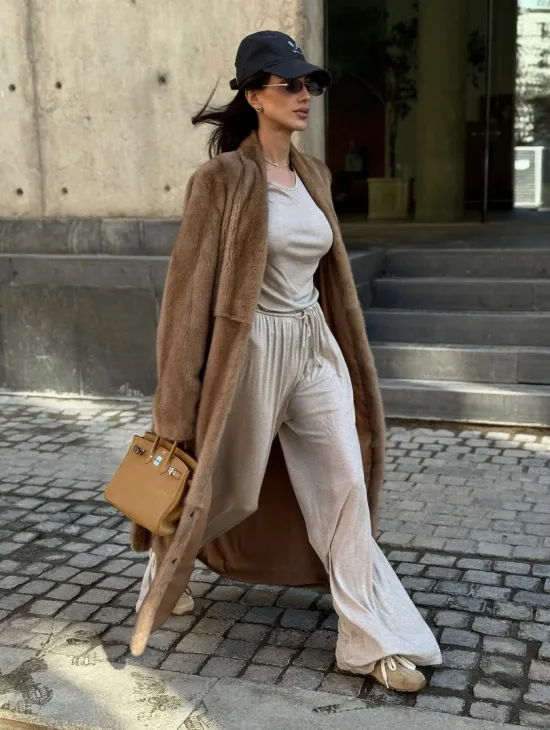 Длинная норковая шуба в цвете пастель с V-образным воротником