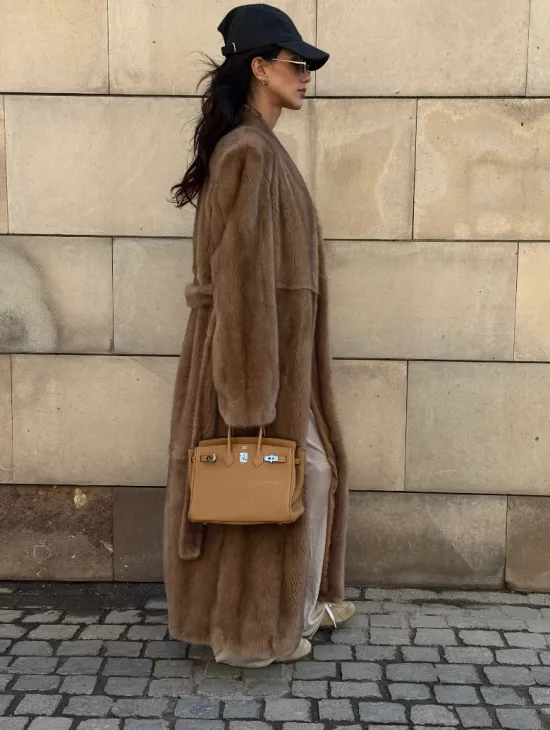 Длинная норковая шуба в цвете пастель с V-образным воротником