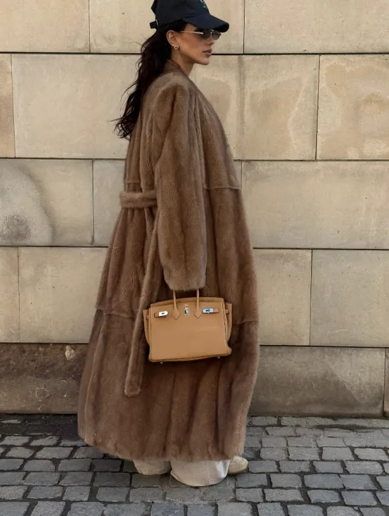 Длинная норковая шуба в цвете пастель с V-образным воротником