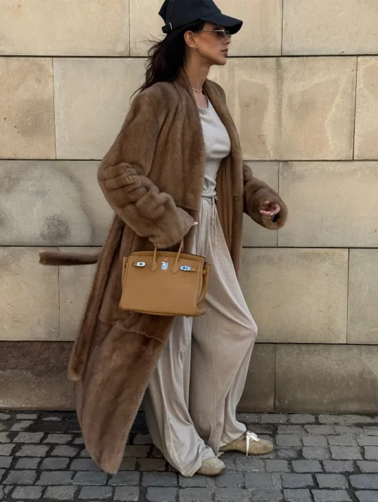 Длинная норковая шуба в цвете пастель с V-образным воротником