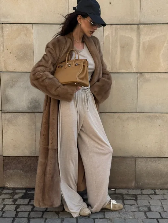 Длинная норковая шуба в цвете пастель с V-образным воротником