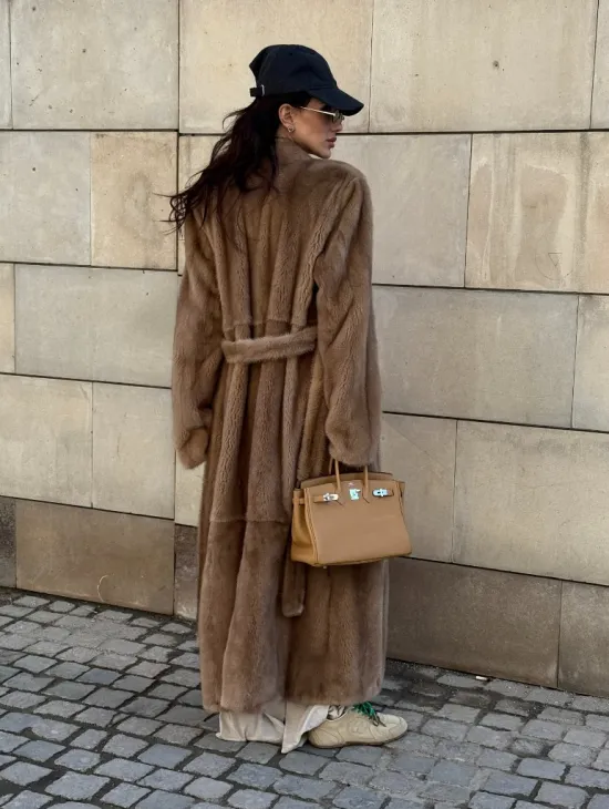 Длинная норковая шуба в цвете пастель с V-образным воротником