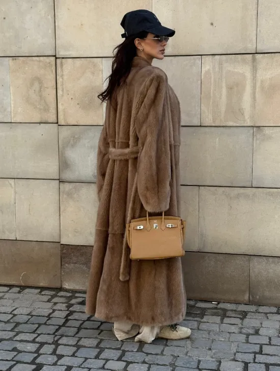 Длинная норковая шуба в цвете пастель с V-образным воротником