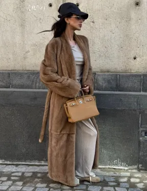 Длинная норковая шуба в цвете пастель с V-образным воротником