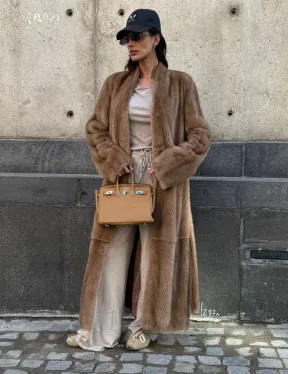 Длинная норковая шуба в цвете пастель с V-образным воротником