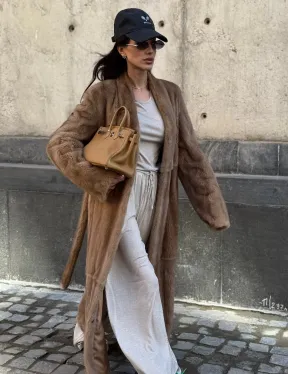 Длинная норковая шуба в цвете пастель с V-образным воротником