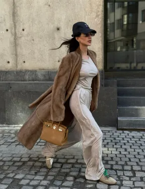 Длинная норковая шуба в цвете пастель с V-образным воротником