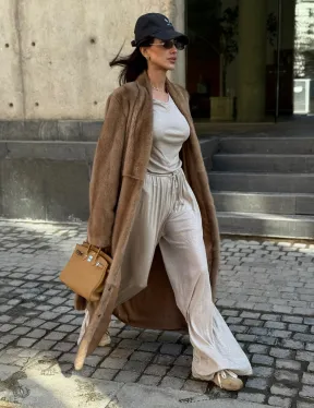 Длинная норковая шуба в цвете пастель с V-образным воротником