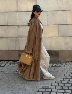 Длинная норковая шуба в цвете пастель с V-образным воротником