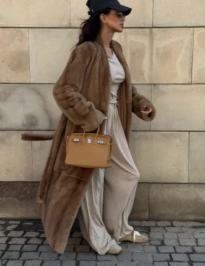 Длинная норковая шуба в цвете пастель с V-образным воротником