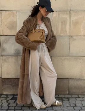 Длинная норковая шуба в цвете пастель с V-образным воротником