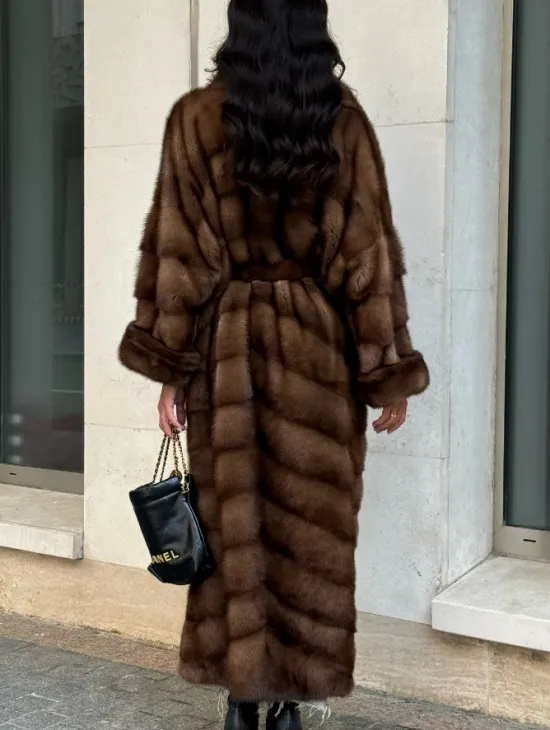 Норковая шуба в цвете соболь с английским воротником