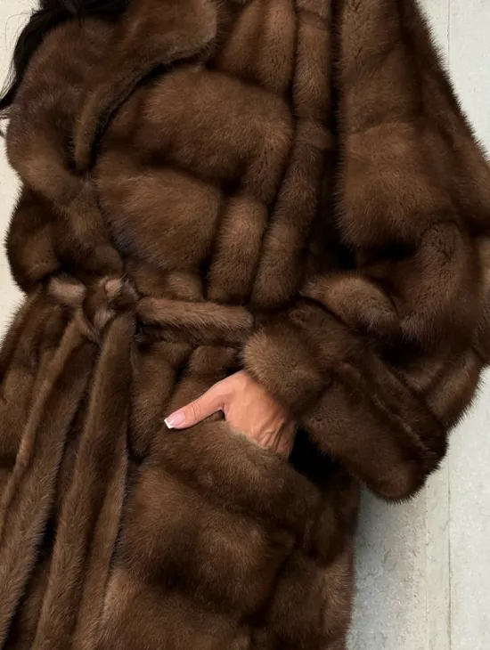 Норковая шуба в цвете соболь с английским воротником